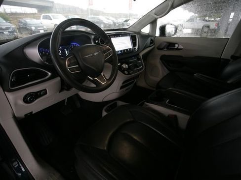 Used 2023 Chrysler Pacifica Touring-L image 7