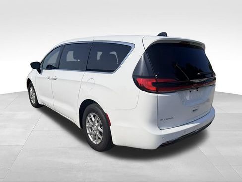 Used 2026 Chrysler Pacifica Select FWD image 7
