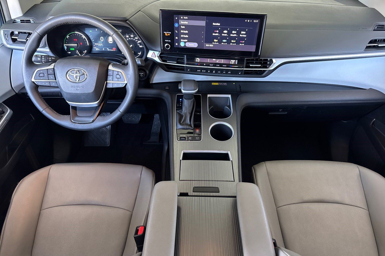 Used 2025 Toyota Sienna XLE FWD image 16