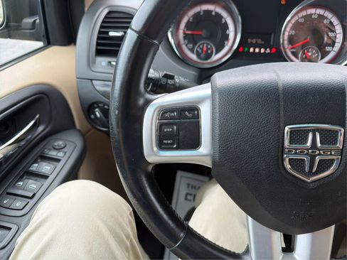 Used 2016 Dodge Grand Caravan SXT w/ UConnect Hands-Free Group FWD image 28