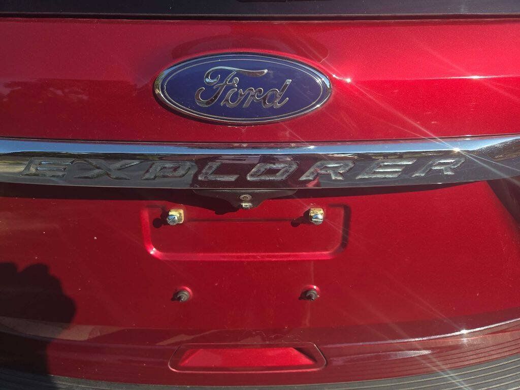 Used 2018 Ford Explorer XLT w/ Equipment Group 202A FWD image 16