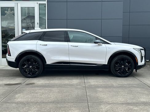 Used 2025 Cadillac Optiq Sport 1 w/ LPO, ONYX Package image 2