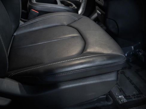Certified 2025 Chrysler Pacifica Select image 36