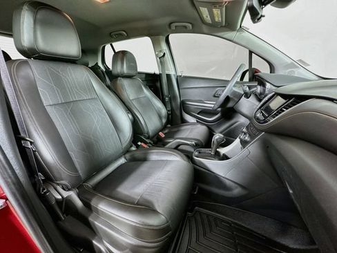 Used 2022 Chevrolet Trax LT w/ LT Convenience Package AWD/4WD image 26