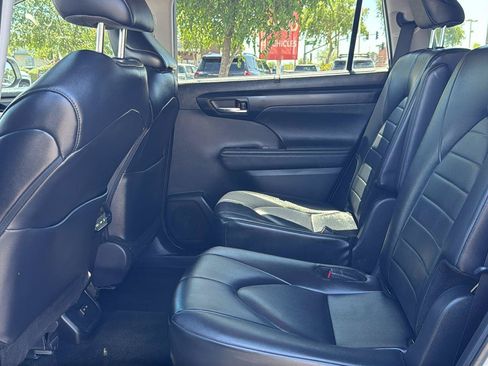 Used 2024 Toyota Highlander XLE AWD/4WD image 29