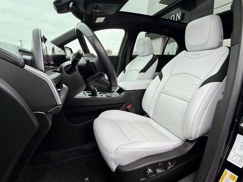 Used 2024 Cadillac XT4 Sport image 16