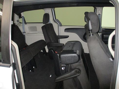 Used 2016 Dodge Grand Caravan SE image 14