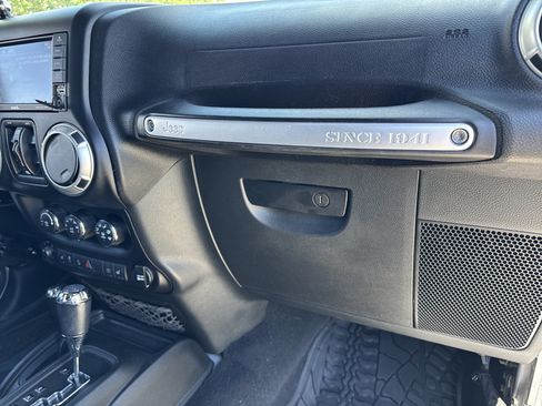 Used 2018 Jeep Wrangler Unlimited Rubicon w/ Connectivity Group AWD/4WD image 22
