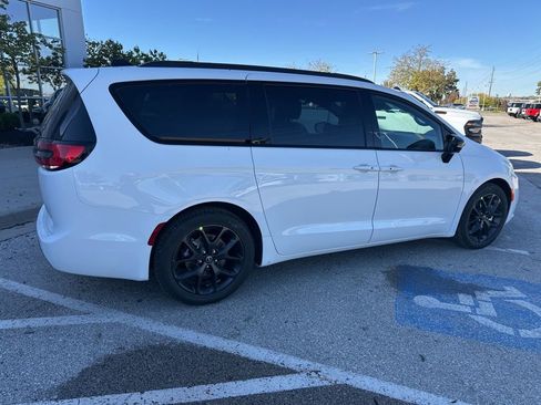 New 2026 Chrysler Pacifica Select image 33