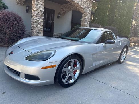 Used 2007 Chevrolet Corvette Coupe w/ Performance Package RWD image 2