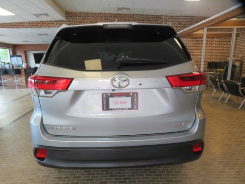 Used 2018 Toyota Highlander XLE AWD/4WD image 5