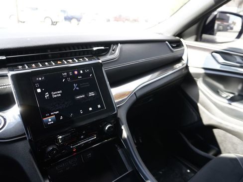 Used 2023 Jeep Grand Cherokee Altitude image 21