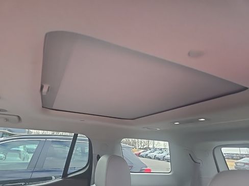 Used 2023 GMC Acadia SLT w/ Preferred Package image 7