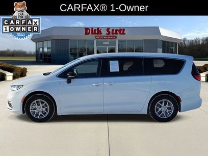 Used 2025 Chrysler Pacifica Select