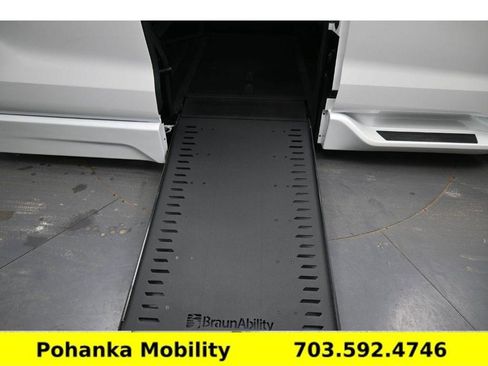 Used 2026 Toyota Sienna XLE FWD image 23