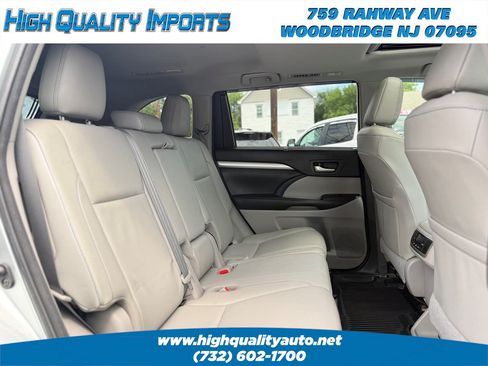 Used 2018 Toyota Highlander XLE AWD/4WD image 23