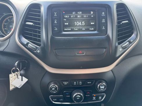 Used 2017 Jeep Cherokee Latitude AWD/4WD image 14
