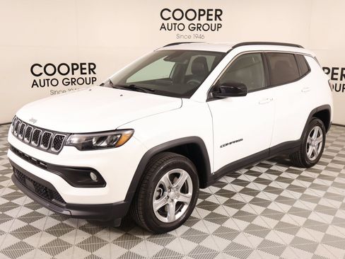 Used 2024 Jeep Compass Latitude w/ Altitude Special Edition AWD/4WD image 9