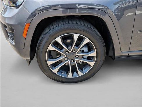 Used 2025 Jeep Grand Cherokee Overland w/ Luxury Tech Group IV AWD/4WD image 23