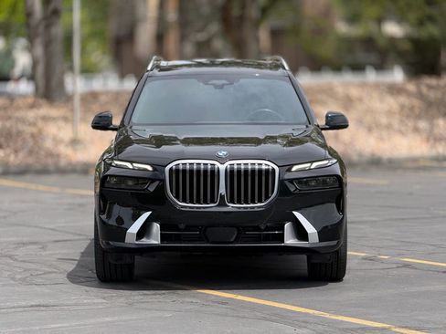 Used 2023 BMW X7 xDrive40i w/ Premium Package AWD/4WD image 2