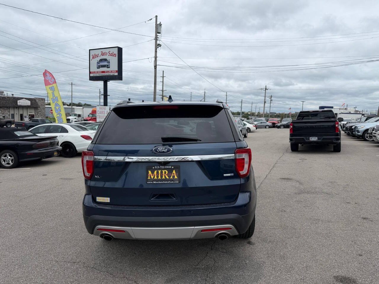 Used 2017 Ford Explorer XLT w/ Equipment Group 202A AWD/4WD image 6