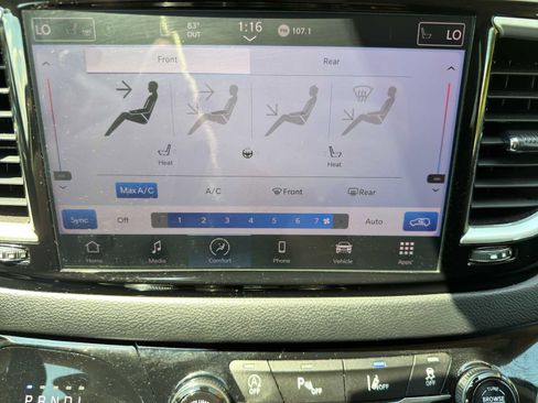 Used 2023 Chrysler Pacifica Touring-L FWD image 16
