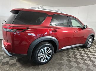Used 2023 Nissan Pathfinder SL w/ Black Appearance Package AWD/4WD video 3