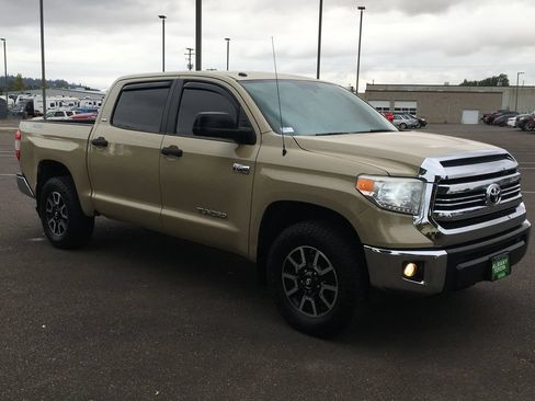 Used 2017 Toyota Tundra SR5 w/ TRD Off Road Package AWD/4WD image 10