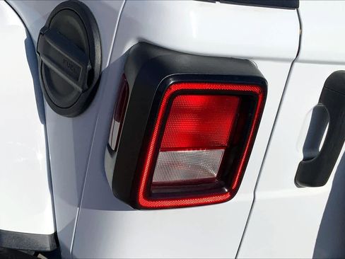 Used 2023 Jeep Wrangler Sahara image 28