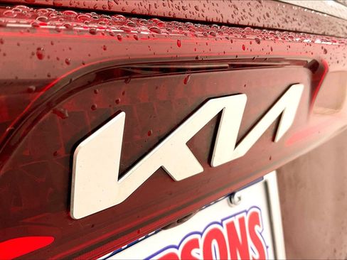 Used 2023 Kia Carnival LX image 31