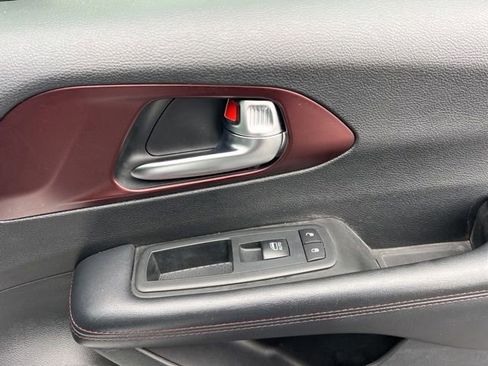 Used 2019 Chrysler Pacifica Touring-L image 36