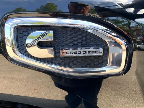 Used 2019 Nissan Titan SL w/ Chrome Package AWD/4WD image 10