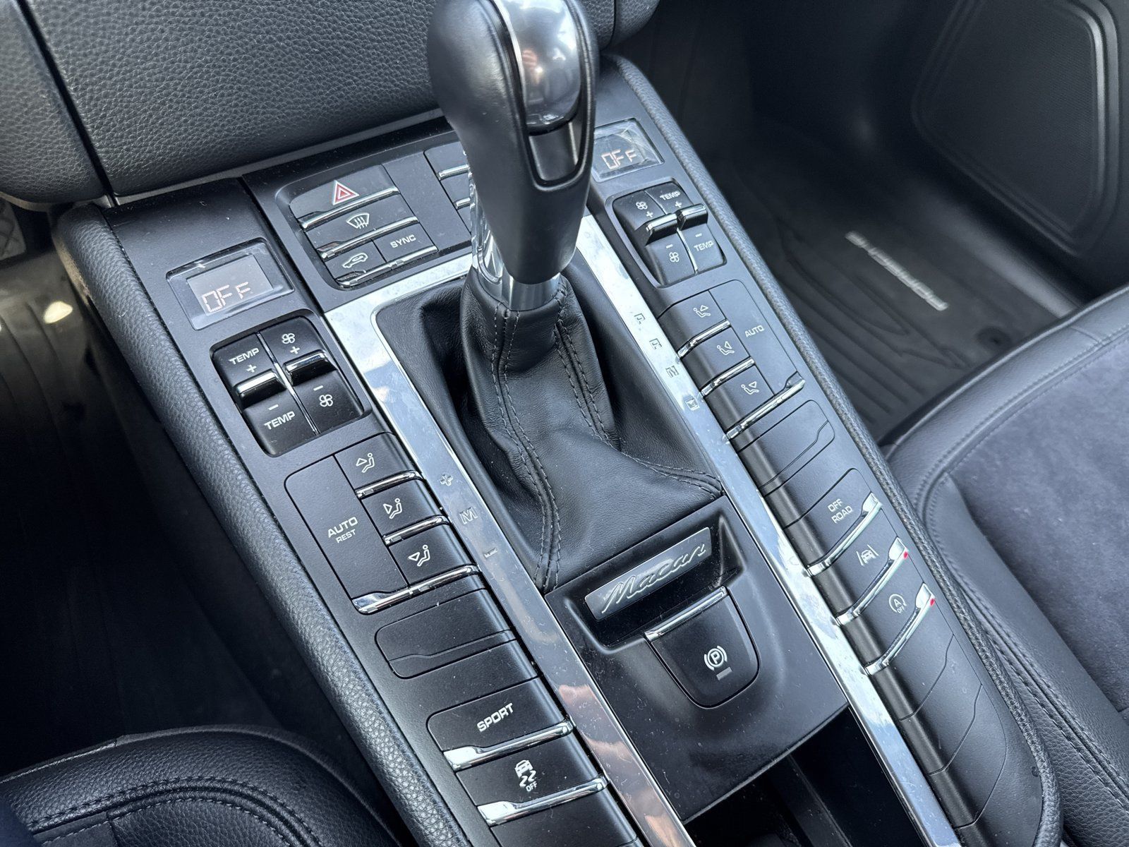 Used 2018 Porsche Macan AWD/4WD image 19