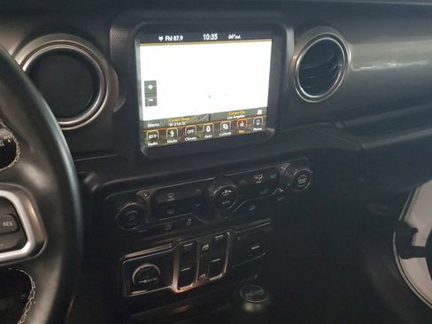 Used 2018 Jeep Wrangler Unlimited Sahara image 24