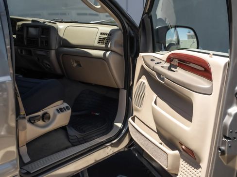 Used 2004 Ford Excursion Limited image 23