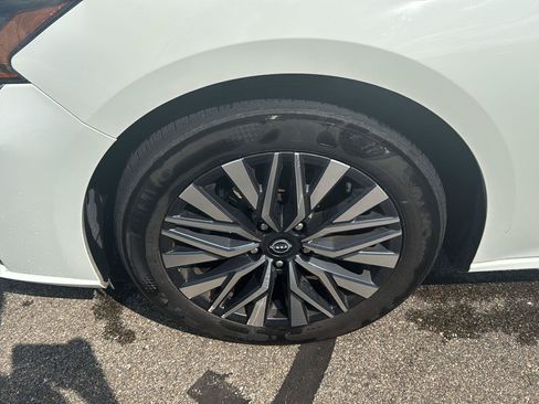 Used 2025 Nissan Altima 2.5 SV FWD image 9