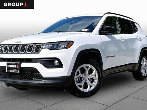 Used 2024 Jeep Compass Latitude AWD/4WD image 1