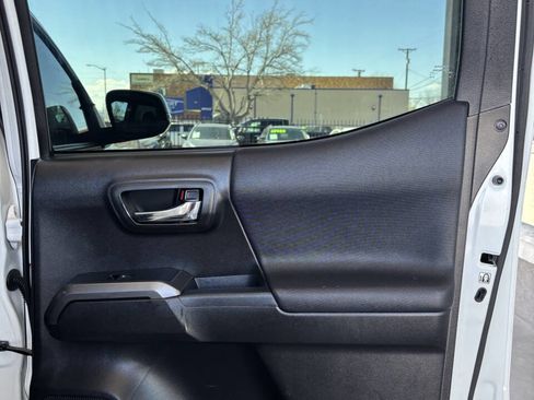 Used 2019 Toyota Tacoma TRD Off-Road w/ Technology Package image 18