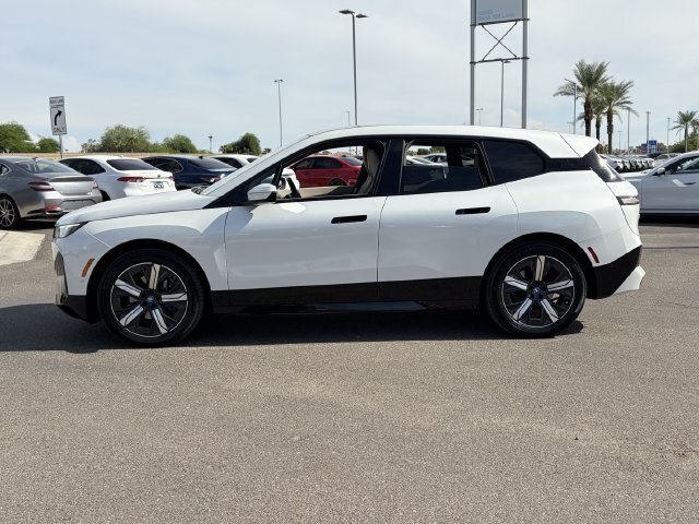 Used 2024 BMW iX xDrive50 w/ Sport Package AWD/4WD image 10
