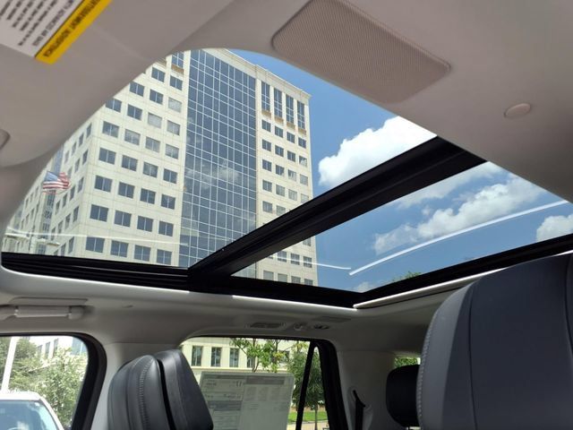 New 2025 Lincoln Navigator Reserve AWD/4WD image 12