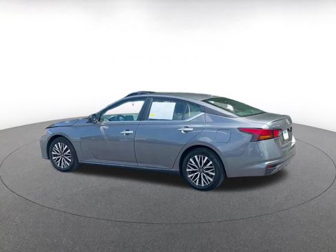 Used 2025 Nissan Altima 2.5 SV FWD image 8