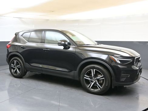 Certified 2025 Volvo XC40 B5 Core image 7