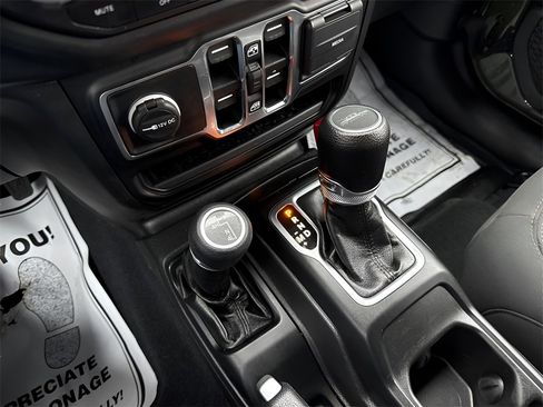 Used 2022 Jeep Gladiator Willys image 25