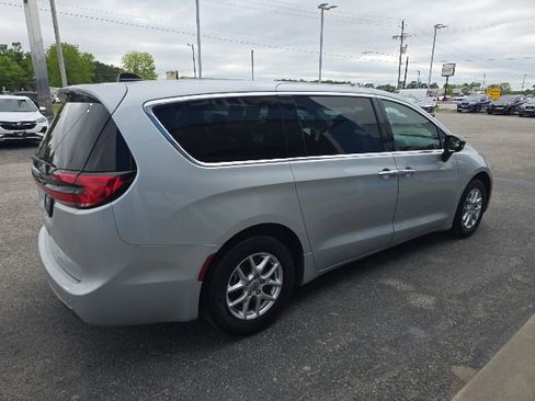 Used 2024 Chrysler Pacifica Touring-L FWD image 5