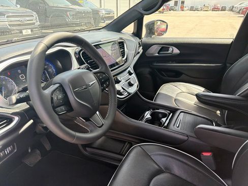 Used 2025 Chrysler Pacifica Limited FWD image 15