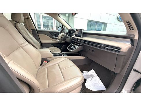 Used 2022 Lincoln Corsair Standard w/ Equipment Group 101A image 9