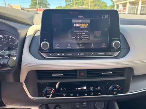 Used 2025 Nissan Rogue SV FWD image 20
