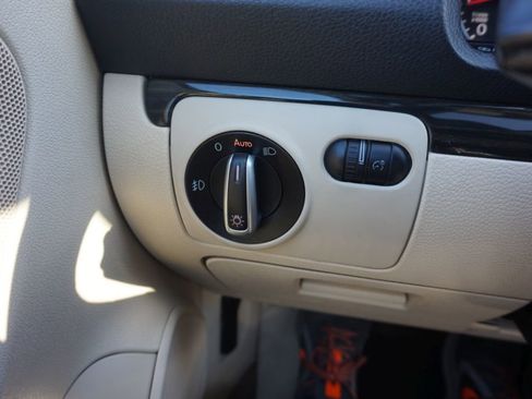 Used 2013 Volkswagen Eos Executive FWD image 27