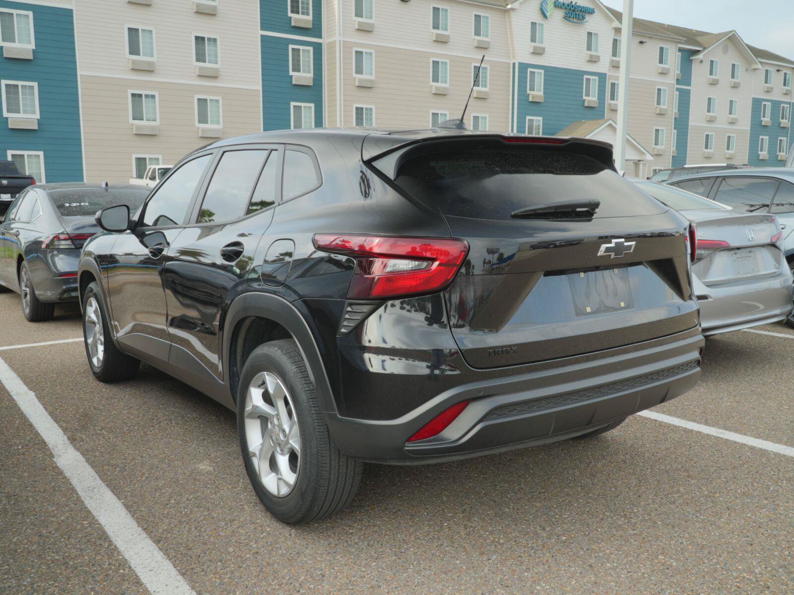 Used 2025 Chevrolet Trax LS w/ LS Convenience Package FWD image 4
