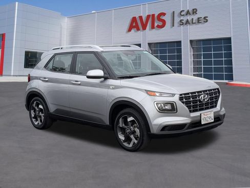 Used 2025 Hyundai Venue SEL FWD image 3